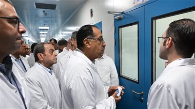 رئيس الوزراء يتفقد مصنع 
