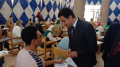 رئيس جامعة بنها يتفقد الامتحانات بكليتي الحقوق والعلاج الطبيعى