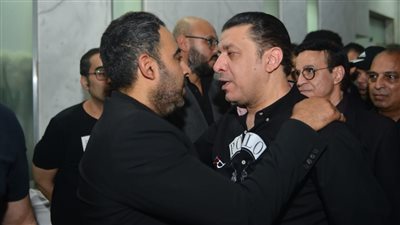 مصطفى كامل وحلمي عبدالباقي يقدمون واجب العزاء في زوجة أحمد عدوية.. صور 