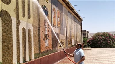  أسيوط تنفذ حملات نظافة وغسيل أرصفة وجدارية المدخل الشمالي بحي غرب