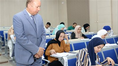 رئيس جامعة المنصورة يتفقد سير الامتحانات بكليتي الحقوق والتجارة