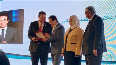 تكريم رموز الإعلام والفنانين خلال مؤتمر الاعتماد والرقابة الصحية