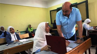 محافظ أسوان يتفقد لجان امتحانات نهاية العام الدراسى للشهادة الإعدادية