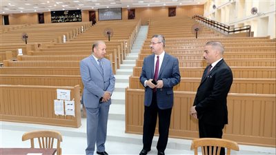 رئيس جامعة المنصورة يتفقد أعمال تطوير مدرجات كلية الحقوق
