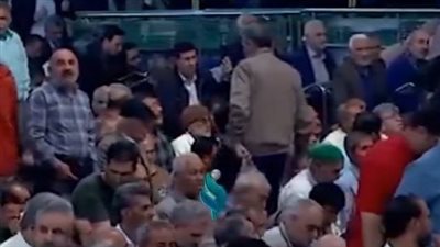 الإيرانيون يصلون ويدعون لسلامة الرئيس الإيراني في مرقد الإمام الرضا (فيديو) 