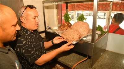 ضبط 64 كيلو لحوم غير صالحة بمحل جزارة في حملة مكبرة بالمحلة