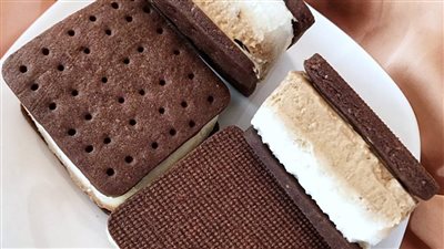 واجهي حر الصيف وحضري آيس كريم ساندوتش في المنزل