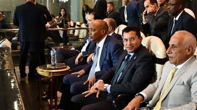 شاهد بالصور.. فرحة حسين لبيب بعد تتويج الزمالك بكأس الكونفدرالية 