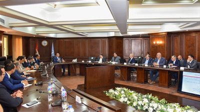 الشريف يناقش المسح الاقتصادى تنفيذا لدفع عجلة التنمية الاقتصادية بالاسكندرية