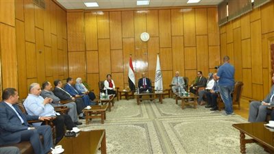 رئيس جامعة أسيوط يلتقي التقنيين والمطورين في الشركات العاملة في مجالات التكنولوجيا