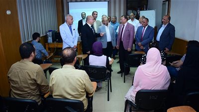 رئيس جامعة سوهاج يتفقد أولى المحاضرات النظرية بكلية الدراسات العليا والبحوث البيئية