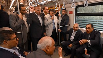 مدبولي يستقل عربات المترو بين محطتي 