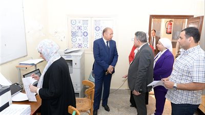 رئيس جامعة المنصورة يتفقد سير الامتحانات بكلية التربية للطفولة 