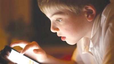 أشعة المحمول تسبب بقعا بالعين وقصر النظر عند الأطفال