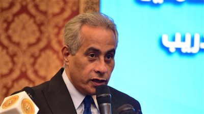 وزير العمل يُشارك في فعاليات تسليم كارنيهات مزاولة مهنة لمُتدربين في مجال النظافة وإدارة المُخلفات 