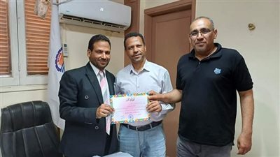 قاصد يكرم عبدالواحد تقديرًا لجهوده وادائه المتميز في مهام عمله