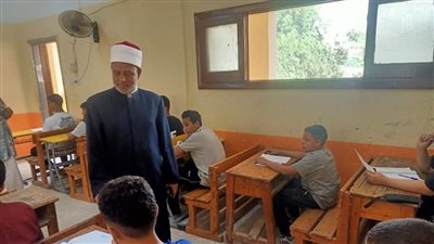 رئيس الإدارة المركزية لشؤون التعليم يتفقد امتحانات الشهادة الإعدادية الأزهرية