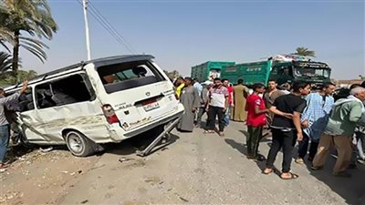 إصابة 8 أشخاص بحادث تصادم ميكروباص وربع نقل بالطريق الزراعى