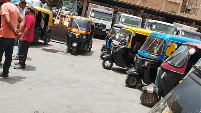 حملات مكثفة لضبط التكاتك المخالفة بشوارع شبين الكوم