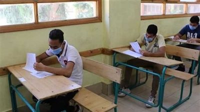 طلاب الصف الثاني الثانوي بالجيزة يؤدون امتحان اللغة الأجنبية الأولى اليوم 