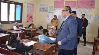 طلاب الشهادة الإعدادية بسوهاج يؤدون امتحان اللغة الإنجليزية