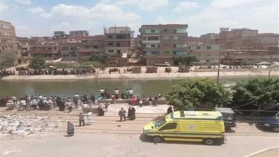 سقوط ميكروباص محمل بـ20 عاملة في الرياح البحيري بمنشاة القناطر.. صور