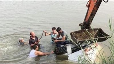 انتشال جثتي فتاتين من ضحايا سقوط سيارة بمعدية منشأة القناطر