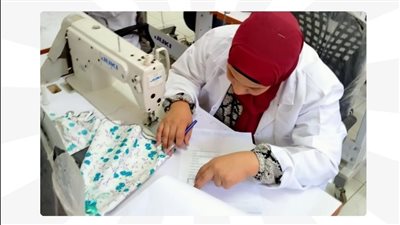 وزارة العمل تختتم دورة تدريبية على التفصيل والخياطة لفتايات قنا 