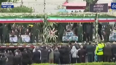 شاحنة تحمل 8 نعوش.. إيران تعرض توابيت رئيسي ومرافقيه أمام الشعب (فيديو)