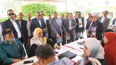 وزير التنمية المحلية يتفقد مشروعات 