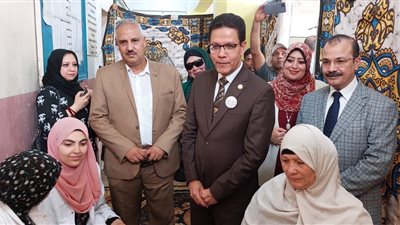 رئيس جامعة بنها يتفقد فعاليات القوافل الطبية المتكاملة بقرية قلما في قليوب