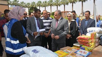 محافظ سوهاج يسلم عددًا من أجهزة العرائس والمساعدات للفئات الأولى بالرعاية