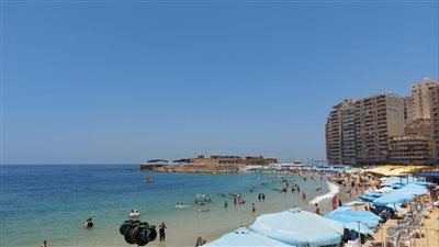 هرباً من حرارة الجو.. شواطئ الإسكندرية مأوي المواطنين 