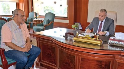 محافظ سوهاج يعتمد قرار منح العلاوة التشجيعية لـ697 موظفاً  