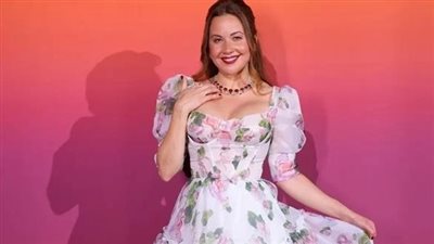 ريا أبي راشد تخطف الأنظار بفستان 