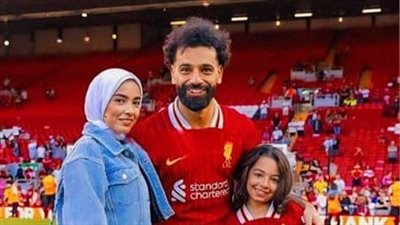 سعر خيالي.. زوجة محمد صلاح تسرق الأضواء بإطلالة جذابة في الدوري الإنجليزي