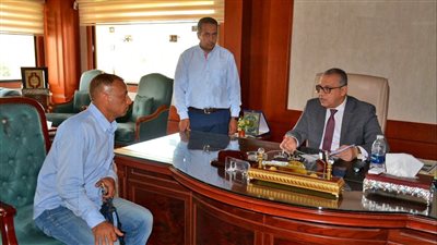 محافظ سوهاج يستقبل يبحث شكوى المواطنين للعمل على حلها 