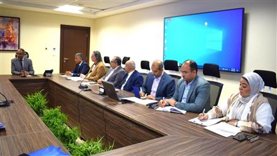 وزير الإسكان يتابع موقف مشروعات مياه الشرب والصرف الصحي