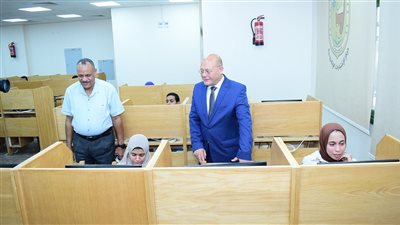 رئيس جامعة سوهاج يتفقد الإمتحانات الإلكترونية لكلية الصيدلة 