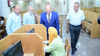 رئيس جامعة سوهاج يؤكد على أهمية الإمتحانات الإلكترونية في القضاء على الغش 