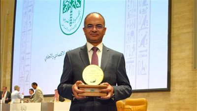 نائب وزير الإسكان يتسلم جائزة عبداللطيف الحمد التنموية