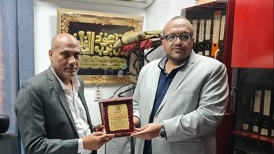 مياه سوهاج تكرم رئيس القطاع المالى والتجارى بالشركة القابضة 