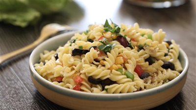 طريقة عمل سلطة مكرونة بالذرة وزيت الزيتون.. تقيك من السرطان