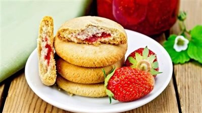 تجنبي أضرار المواد الحافظة.. وحضري كوكيز بحشوة الفراولة لأولادك