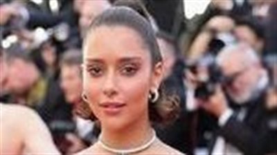 بلقيس فتحي تتزين بالخيوط الذهبية 