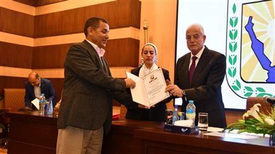 محافظ جنوب سيناء يكرم رئيس مدينة رأس سدر تقديرًا لجهوده المتميزة