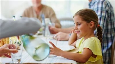 خطورة شرب الماء بعد تناول الطعام مباشرة