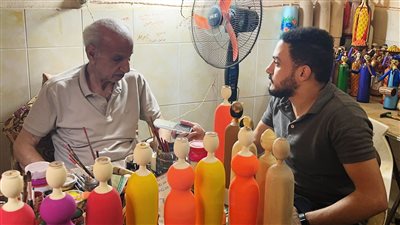«تراث غالى» حكاية أقدم صانع عرائس خشبية في الشرقية| فيديو 