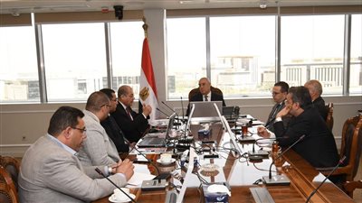 وزير الإسكان يتابع سير العمل بهيئة المجتمعات العمرانية