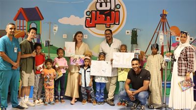 متعافية أمريكية من السرطان تجوب العالم وتروي تجربتها لدعم الأطفال بأورام الأقصر